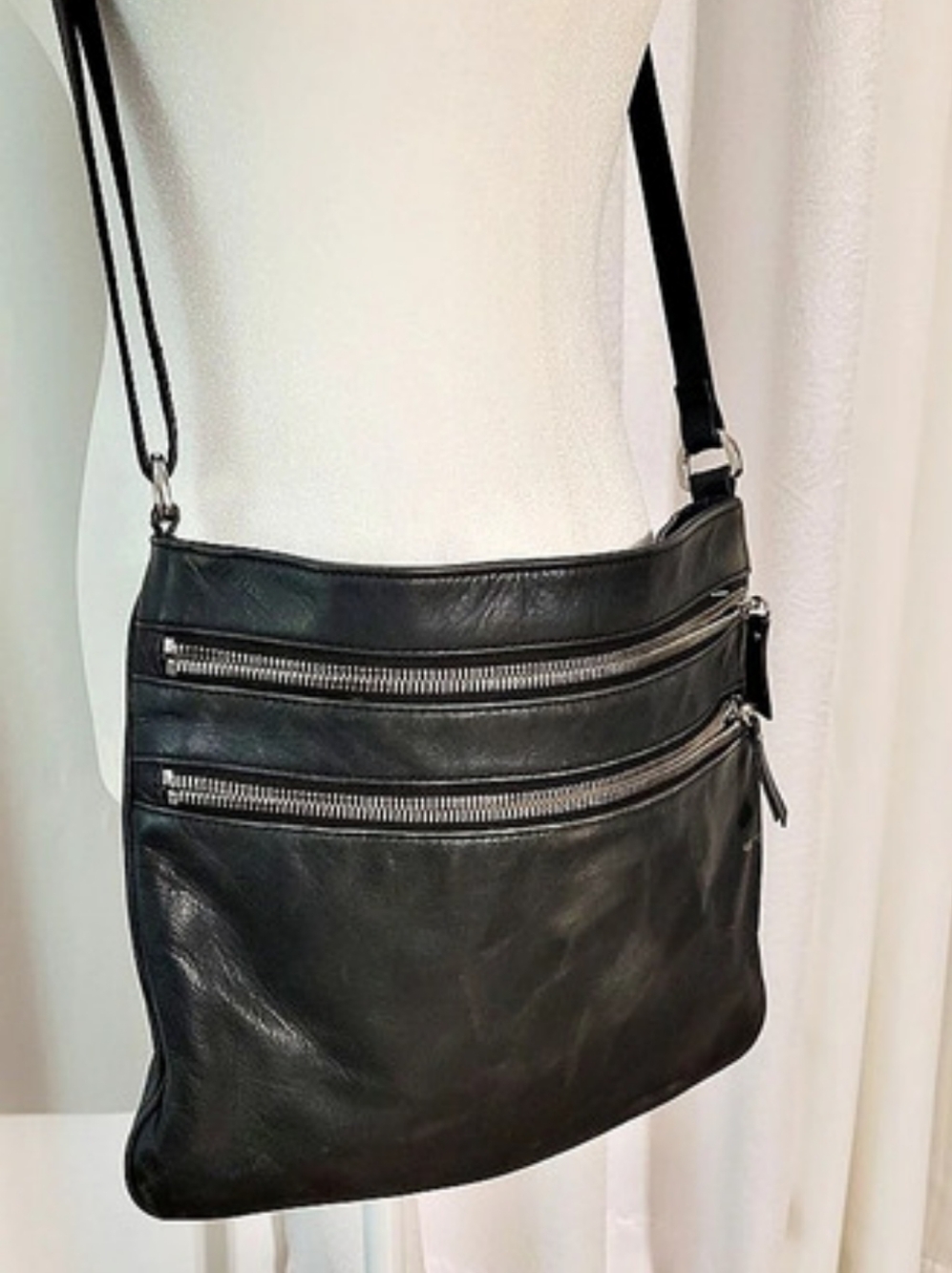 margoT LeathervCrossbody Bag in Black